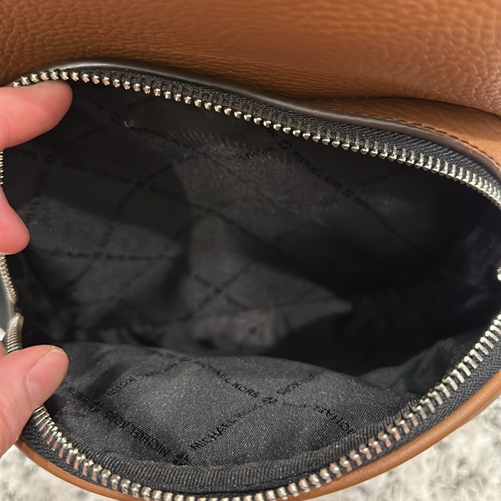 Michael kors sling back leather back pack LIKE NEW - Picture 5 of 5